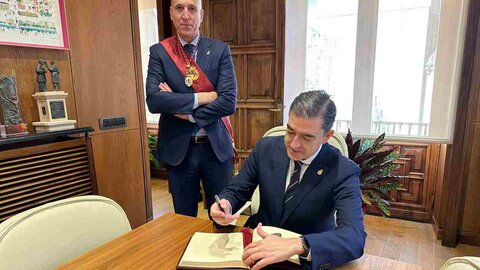 El alcalde de León preside la recepción institucional al regidor de Baeza, en la que también estuvieron presentes miembros de la Cofradía del Pendón de San Isidoro.