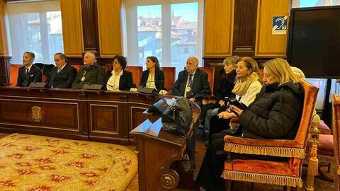 El alcalde de León preside la recepción institucional al regidor de Baeza, en la que también estuvieron presentes miembros de la Cofradía del Pendón de San Isidoro.