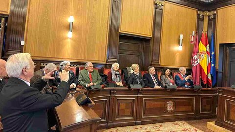 El alcalde de León preside la recepción institucional al regidor de Baeza, en la que también estuvieron presentes miembros de la Cofradía del Pendón de San Isidoro.