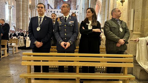 La Muy Ilustre, Real e Imperial Orden y Cofradía del Milagroso Pendón de San Isidoro de León conmemora el traslado de las reliquias de San Isidoro y entrega las distinciones de dama y caballero cofrades de honor a la presidenta de Diario de León, Adriana Ulibarri y al coronel director  de la Academia Básica del Aire, Ignacio de Dompablo.