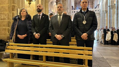 La Muy Ilustre, Real e Imperial Orden y Cofradía del Milagroso Pendón de San Isidoro de León conmemora el traslado de las reliquias de San Isidoro y entrega las distinciones de dama y caballero cofrades de honor a la presidenta de Diario de León, Adriana Ulibarri y al coronel director  de la Academia Básica del Aire, Ignacio de Dompablo.