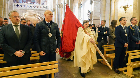 La Muy Ilustre, Real e Imperial Orden y Cofradía del Milagroso Pendón de San Isidoro de León conmemora el traslado de las reliquias de San Isidoro y entrega las distinciones de dama y caballero cofrades de honor a la presidenta de Diario de León, Adriana Ulibarri y al coronel director  de la Academia Básica del Aire, Ignacio de Dompablo. Foto: Campillo