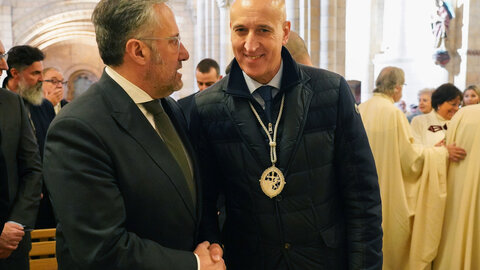 La Muy Ilustre, Real e Imperial Orden y Cofradía del Milagroso Pendón de San Isidoro de León conmemora el traslado de las reliquias de San Isidoro y entrega las distinciones de dama y caballero cofrades de honor a la presidenta de Diario de León, Adriana Ulibarri y al coronel director  de la Academia Básica del Aire, Ignacio de Dompablo. Foto: Campillo