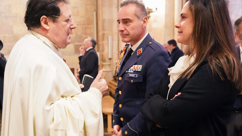 La Muy Ilustre, Real e Imperial Orden y Cofradía del Milagroso Pendón de San Isidoro de León conmemora el traslado de las reliquias de San Isidoro y entrega las distinciones de dama y caballero cofrades de honor a la presidenta de Diario de León, Adriana Ulibarri y al coronel director  de la Academia Básica del Aire, Ignacio de Dompablo. Foto: Campillo