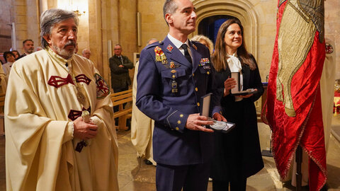 La Muy Ilustre, Real e Imperial Orden y Cofradía del Milagroso Pendón de San Isidoro de León conmemora el traslado de las reliquias de San Isidoro y entrega las distinciones de dama y caballero cofrades de honor a la presidenta de Diario de León, Adriana Ulibarri y al coronel director  de la Academia Básica del Aire, Ignacio de Dompablo. Foto: Campillo