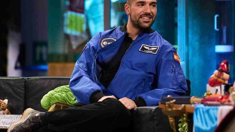 El leonés Pablo Álvarez, único astronauta español de la Agencia Espacial Europea, ha visitado La Revuelta para explicar algunos detalles sobre su preparación para la próxima misión espacial. La entrevista ha tenido lugar aprovechando la presencia de Pablo en España durante el periodo estival, un tiempo que también le llevará a visitar León.