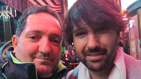 ¿Qué quién es Juan? Juan López, el 'Obispo de la Lotería' de León, ha realizado un tour de famosos por Madrid mientras bendice décimos a la espera del sorteo de Navidad.

Aprovechando actos promocionales de famosos, simples coincidencias, o encuentros más o menos buscados lo cierto es que este hostelero leonés suma en sus redes una veintena de famosos en sus 'selfies'.