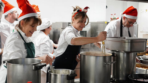 Nueve cocineros de Euro-Toques León elaboran un menú solidario para los usuarios del Comedor Social de la Asociación Leonesa de Caridad, donde el alcalde de León, José Antonio Diez, asiste al reparto. Foto: Campillo