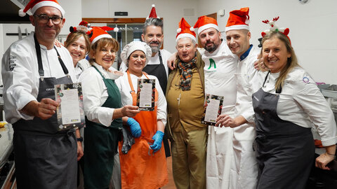 Nueve cocineros de Euro-Toques León elaboran un menú solidario para los usuarios del Comedor Social de la Asociación Leonesa de Caridad, donde el alcalde de León, José Antonio Diez, asiste al reparto. Foto: Campillo