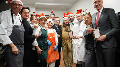 Nueve cocineros de Euro-Toques León elaboran un menú solidario para los usuarios del Comedor Social de la Asociación Leonesa de Caridad, donde el alcalde de León, José Antonio Diez, asiste al reparto. Foto: Campillo