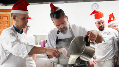 Nueve cocineros de Euro-Toques León elaboran un menú solidario para los usuarios del Comedor Social de la Asociación Leonesa de Caridad, donde el alcalde de León, José Antonio Diez, asiste al reparto. Foto: Campillo