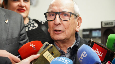 Nueve cocineros de Euro-Toques León elaboran un menú solidario para los usuarios del Comedor Social de la Asociación Leonesa de Caridad, donde el alcalde de León, José Antonio Diez, asiste al reparto. Foto: Campillo