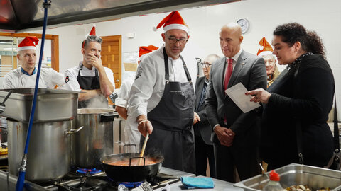 Nueve cocineros de Euro-Toques León elaboran un menú solidario para los usuarios del Comedor Social de la Asociación Leonesa de Caridad, donde el alcalde de León, José Antonio Diez, asiste al reparto. Foto: Campillo