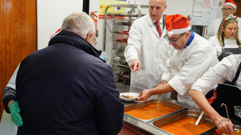 Nueve cocineros de Euro-Toques León elaboran un menú solidario para los usuarios del Comedor Social de la Asociación Leonesa de Caridad, donde el alcalde de León, José Antonio Diez, asiste al reparto. Foto: Campillo