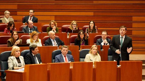 Cinco personas de Conceyu País Llionés que portaban en sus camisetas cada una de las letras de la palabra ‘Lexit’ son desalojadas del pleno.