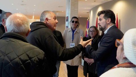 Cinco personas de Conceyu País Llionés que portaban en sus camisetas cada una de las letras de la palabra ‘Lexit’ son desalojadas del pleno..