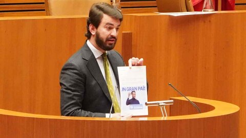 Cinco personas de Conceyu País Llionés que portaban en sus camisetas cada una de las letras de la palabra ‘Lexit’ son desalojadas del pleno.