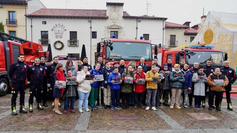 El alcalde de León, José Antonio Diez, presenta el calendario solidario de los Bomberos del Ayuntamiento de León junto al concejal del Área, Álvaro Pola. Foto: Campillo