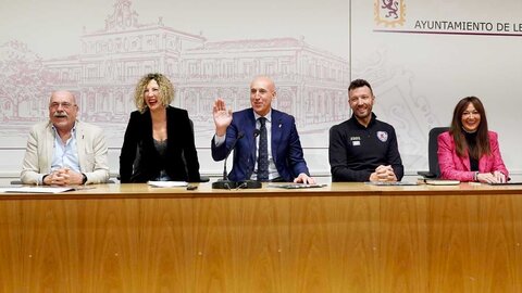 El alcalde de León, José Antonio Diez, presenta el calendario solidario de los Bomberos del Ayuntamiento de León junto al concejal del Área, Álvaro Pola. Foto: Campillo