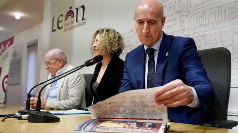 El alcalde de León, José Antonio Diez, presenta el calendario solidario de los Bomberos del Ayuntamiento de León junto al concejal del Área, Álvaro Pola. Foto: Campillo