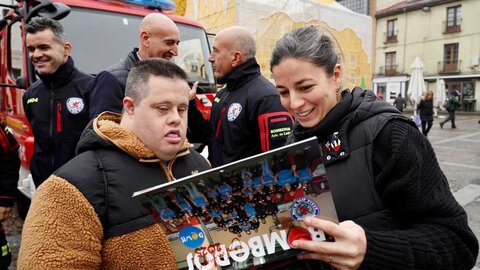 El alcalde de León, José Antonio Diez, presenta el calendario solidario de los Bomberos del Ayuntamiento de León junto al concejal del Área, Álvaro Pola. Foto: Campillo