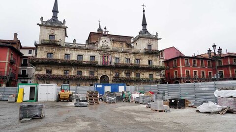 El Ayuntamiento de León prevé que las obras de rehabilitación de la Plaza Mayor de la ciudad concluyan a principios del verano del próximo año, tras iniciarse en el mes de octubre con una inversión de 1,9 millones de euros de licitación. Foto: Campillo