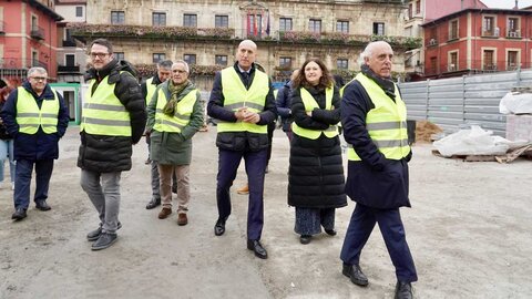 El Ayuntamiento de León prevé que las obras de rehabilitación de la Plaza Mayor de la ciudad concluyan a principios del verano del próximo año, tras iniciarse en el mes de octubre con una inversión de 1,9 millones de euros de licitación. Foto: Campillo