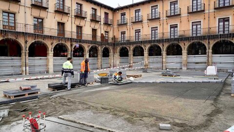 El Ayuntamiento de León prevé que las obras de rehabilitación de la Plaza Mayor de la ciudad concluyan a principios del verano del próximo año, tras iniciarse en el mes de octubre con una inversión de 1,9 millones de euros de licitación. Foto: Campillo