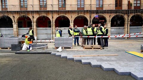 El Ayuntamiento de León prevé que las obras de rehabilitación de la Plaza Mayor de la ciudad concluyan a principios del verano del próximo año, tras iniciarse en el mes de octubre con una inversión de 1,9 millones de euros de licitación. Foto: Campillo