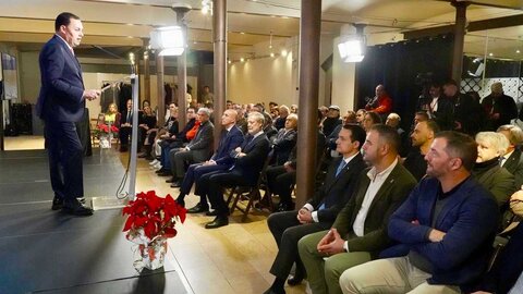 El Museo Casa Botines Gaudí de León presenta su programación para el próximo año y entrega el Premio 'León de Plata' en un acto en el que participan el director general de la Fundación Obra Social de Castilla y León, José María Viejo, el director del Museo, Raúl Fernández, y el director de El Capricho de Gaudí. Foto: Campillo