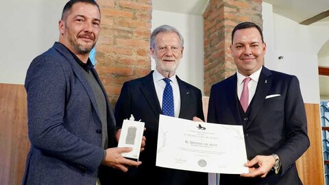 El Museo Casa Botines Gaudí de León presenta su programación para el próximo año y entrega el Premio 'León de Plata' en un acto en el que participan el director general de la Fundación Obra Social de Castilla y León, José María Viejo, el director del Museo, Raúl Fernández, y el director de El Capricho de Gaudí. Foto: Campillo