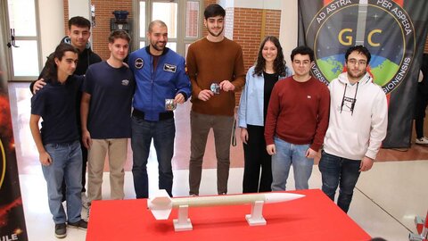 El astronauta Pablo Álvarez visita la Universidad de León, acompañado por la rectora Nuria González y el director de la Escuela de Ingeniería, Joaquín Barreiro. Foto: Peio García