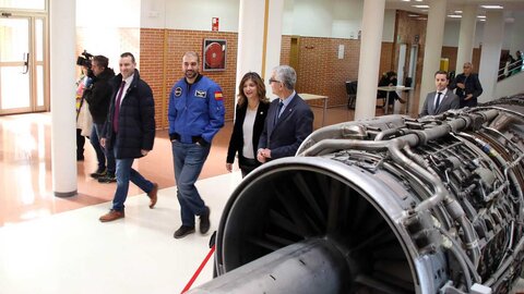 El astronauta Pablo Álvarez visita la Universidad de León, acompañado por la rectora Nuria González y el director de la Escuela de Ingeniería, Joaquín Barreiro. Foto: Peio García