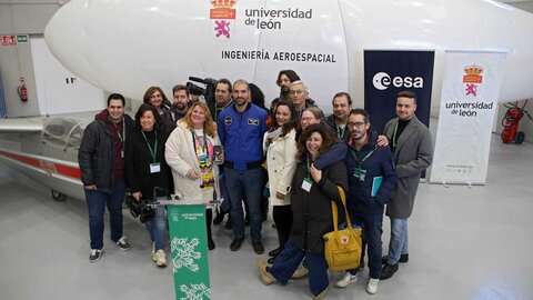 El astronauta Pablo Álvarez visita la Universidad de León, acompañado por la rectora Nuria González y el director de la Escuela de Ingeniería, Joaquín Barreiro. Foto: Peio García