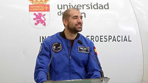 El astronauta Pablo Álvarez visita la Universidad de León, acompañado por la rectora Nuria González y el director de la Escuela de Ingeniería, Joaquín Barreiro. Foto: Peio García