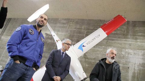 El astronauta Pablo Álvarez visita la Universidad de León, acompañado por la rectora Nuria González y el director de la Escuela de Ingeniería, Joaquín Barreiro. Foto: Peio García