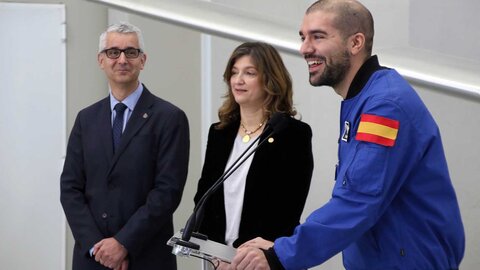 El astronauta Pablo Álvarez visita la Universidad de León, acompañado por la rectora Nuria González y el director de la Escuela de Ingeniería, Joaquín Barreiro. Foto: Peio García