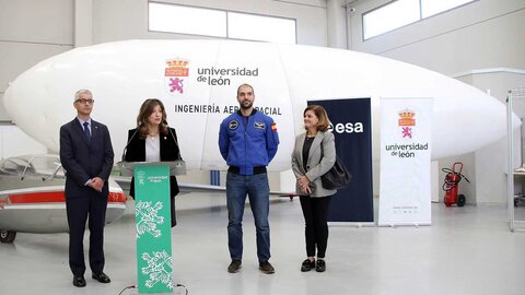 El astronauta Pablo Álvarez visita la Universidad de León, acompañado por la rectora Nuria González y el director de la Escuela de Ingeniería, Joaquín Barreiro. Foto: Peio García