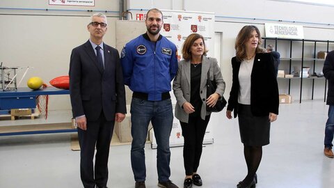 El astronauta Pablo Álvarez visita la Universidad de León, acompañado por la rectora Nuria González y el director de la Escuela de Ingeniería, Joaquín Barreiro. Foto: Peio García