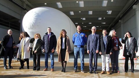 El astronauta Pablo Álvarez visita la Universidad de León, acompañado por la rectora Nuria González y el director de la Escuela de Ingeniería, Joaquín Barreiro. Foto: Peio García