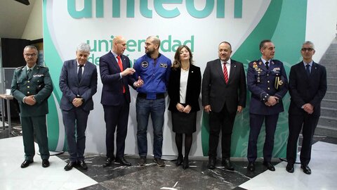 El astronauta Pablo Álvarez visita la Universidad de León, acompañado por la rectora Nuria González y el director de la Escuela de Ingeniería, Joaquín Barreiro. Foto: Peio García