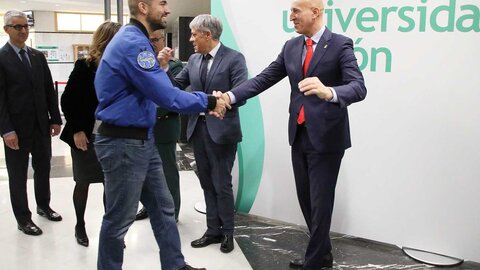 El astronauta Pablo Álvarez visita la Universidad de León, acompañado por la rectora Nuria González y el director de la Escuela de Ingeniería, Joaquín Barreiro. Foto: Peio García