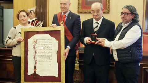 Entrega de la Medalla de Oro de la ciudad a Asprona León, que trabaja desde hace 60 años por la plena inclusión personas con discapacidad intelectual o del desarrollo.