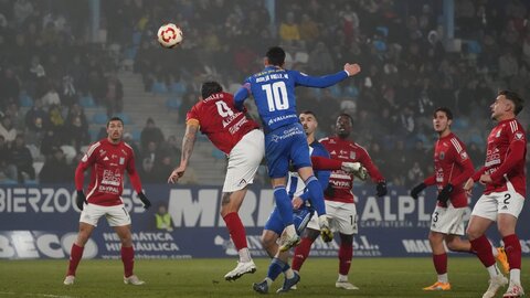 La Ponferradina liquida el Tarazona en dos minutos y cotiza al alza. El equipo berciano se engancha a lo alto de la clasificación y deja ver su buen momento en la Liga.