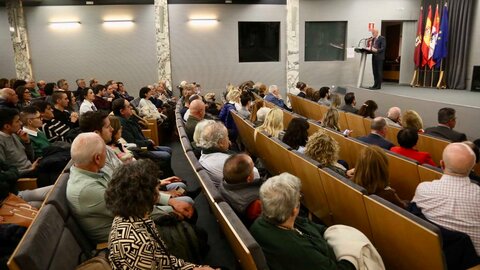 El Ayuntamiento de León ha homenajeado a los trabajadores que este año han dejado de formar parte de la plantilla municipal porque han cesado su actividad. Un acto que ha sido presidido por el alcalde de León, José Antonio Diez.