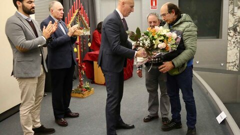 El Ayuntamiento de León ha homenajeado a los trabajadores que este año han dejado de formar parte de la plantilla municipal porque han cesado su actividad. Un acto que ha sido presidido por el alcalde de León, José Antonio Diez.