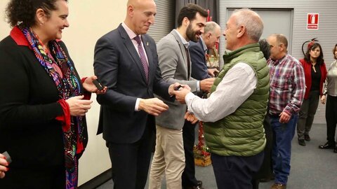 El Ayuntamiento de León ha homenajeado a los trabajadores que este año han dejado de formar parte de la plantilla municipal porque han cesado su actividad. Un acto que ha sido presidido por el alcalde de León, José Antonio Diez.