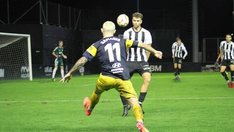 Un gol de Manu Justo bajo la lluvia permite al equipo de Llona mantener su ventaja en lo alto de la clasificación y cerrar del mejor modo el año deportivo.