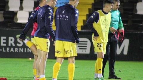 Un gol de Manu Justo bajo la lluvia permite al equipo de Llona mantener su ventaja en lo alto de la clasificación y cerrar del mejor modo el año deportivo.