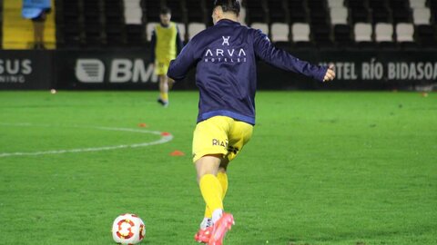 Un gol de Manu Justo bajo la lluvia permite al equipo de Llona mantener su ventaja en lo alto de la clasificación y cerrar del mejor modo el año deportivo.